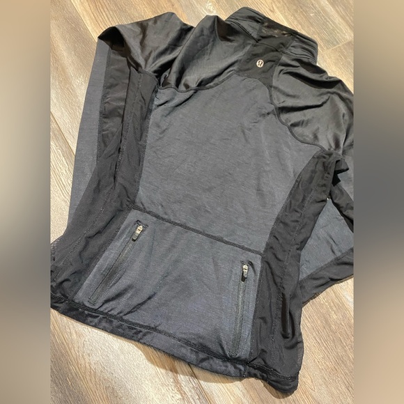 Lululemon run mesh panel jacket black colour - Picture 3 of 3